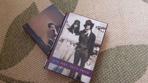 Patti Smiths självbiografiska böcker, "M Train" och "Just Kids". Böckerna M Train och Just Kids av Patti Smith.