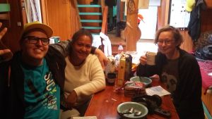 Dennis Hansson, Tuuli Heinonen och Carla fri har spelat "Den nya gudomliga komedin" sedan 2013. Dennis Hansson, Tuuli Heinonen och Carla Fri äter frukost ombord på M/S Sälö.