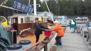 Rekvisita och scenografi lastas av m/s Sälö i Korpo. Rekvisita lastas av m/s Sälö i hamnen i Korpo.