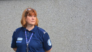 Heidi Warelius. Poliskommisarie Heidi Warelius står framför grå vägg, blickar allvarligt i fjärran.