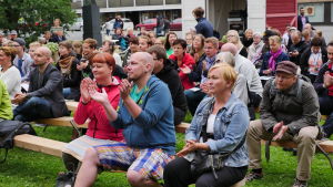 Torgmöten drar inte som förr. Kanske om det streamas? Grön publik i Björneborg. Publik på de grönas möte vid Suomiareena i Björneborg 2016