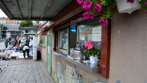 Knackkorvssoppa, javisst! Men också bakverk som fungerar bra för veganer. Torgkafé på Salutorget i Åbo.