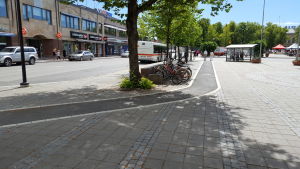 Trakten kring Borgå torg har också fått tydligt utmärkta cykelleder. Cykelled på Borgå torg.