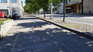 Det ska bli lättare för cyklister och fotgängare att röra sig vid Mannerheimgatan i Borgå. Trottoaren vid Mannerheimgatan i Borgå.