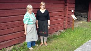 Margareta Björk och Sofia Lillgäls har fått många positiva kommentarer om förklädesutställningen. Margareta Björk och Sofia Lillgäls.
