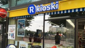 R-kioski Ab driver fler serviceställen med personal där privatpersoner får postservice än posten själv gör. Bilden är arrangerad Människospeglingar i R-kioskens fönster.