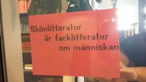 Dörren till litteraturvetenskapen vid Åbo Akademi tar också ställning i frågan. En text på en glasvägg som lyder: Skönlitteratur är facklitteratur om människan.
