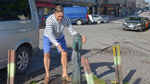 Det går att dricka vattnet i vattenposten på Tölö torg. Riko Eklundh dricker vatten från vattenpost på Tölö torg