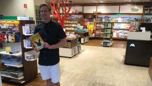 Henrik Litonius köpte ett exemlar av den nya boken. En man står med en nyinköpt Harry Potterbok i handen.