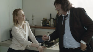 Peter Simoni som pappan och en av Tysklands mest uppburna unga kvinnliga skådespelare Sandra Hüller som dottern i filmen Toni Erdmann. Scen ur filmen Toni Erdman.