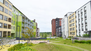 Lotta Silfverberg nominerade gården hon bor vid i Arabiastranden. Innergård i Arabiastranden