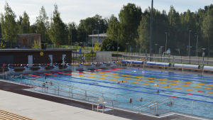 Ett nytt friluftsbad öppnade vid Alberga simhall i maj 2016. 50 meters bassängen