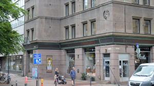 Huset vid Stora Robertsgatan 32 som har solpaneler på taket. Stora Robertsgatan 32