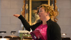 En timme före musikerna anländer koordinerar Sanna Lindholm i kyrkan. En timme före musikerna anländer koordinerar arrangör Sanna Lindholm från Raseborgs stad i kyrkan.