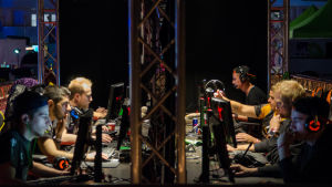 Både inhemska och internationella lag tävlar i Counter Strike Proffesionella Counter-strike lag på Assembly