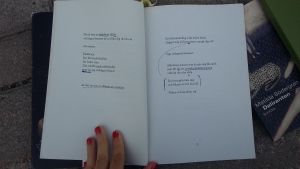 Ur Hon drar ådrorna ur. Klottret härstammar från redaktörens egna ivriga lässtunder i unga år. Matilda Södergrans bok "Hon drar ådrorna ur" uppslagen.