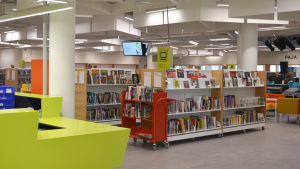Det nya biblioteket ligger precis bredvid vårdcentralen. Biblioteket i nya delen av Iso Omena