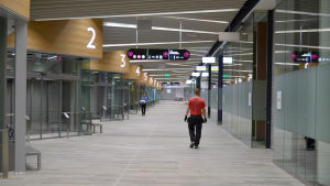 Bussterminalen öppnar först när västmetron börjat köra. Här finns en lång rad butikslokaler som står tomma i väntan på att bussterminalen öppnar. Busterminal i Iso Omena, öppnar först när västmetron börjar köra.