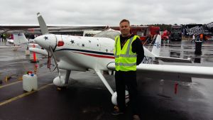Timo Hyvönen tror fortsättningsvis på flygplatsens framtid. Timo Hyvönen står vid sitt Van's Aircraft RV-6 flygplan på Malms flygplats.