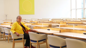 Läsesalen ser ut som förut, men de gamla borden har fått eluttag. De gamla borden har försetts med eluttag