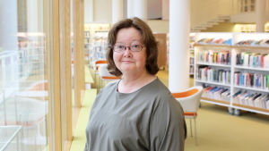 Specialbibliotekarie Christina Haapala i andra våningens stora sal, där balkongerna nu också öppnats upp för publiken. Specialbibliotekarie Christina Haapala i det nyrenoverade biblioteket