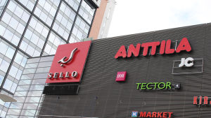 Köpcentret Sello i Alberga har Anttilas logo på synlig plats på fasaden. Sello i Esbo