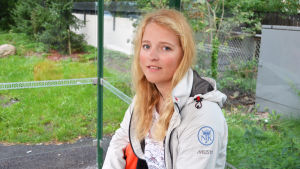 Alexandra tycker synd om Norsens elever som fått längre skolväg. "Snälla sätt 20:an tillbaka till det normala" är hennes hälsning till HRT. Alexandra Dahlberg, seglare, går i Brändö idrottsgymnasium