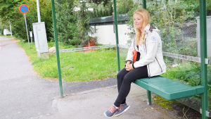 Jag har tur som bor vid ändhållplatsen, konstaterar Alexandra Dahlberg. Alexandra Dahlberg, seglare, väntar på bussen på Drumsö
