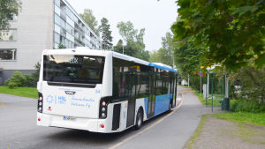 Enligt HRT är det bussarna 21V, 21BX och 20X som varit mest överbelastade sedan vinterns tidtabeller togs i bruk. Buss 20X vid ändhållplatsen på Enåsvägen
