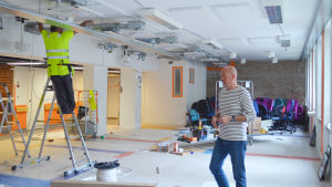 Företag kan hyra en plats vid ett bord i det här stora rummet, berättar Gunnar Suikki. Det här ska bli ett så kallat coworking space