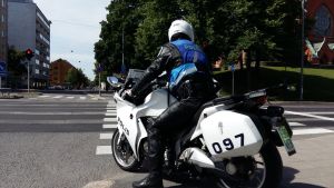 Polisen ska kunna tala svenska vid trafikövervakning, också då den är rutinmässig, bedömde JO. Motorcykelpolis i Åbo.
