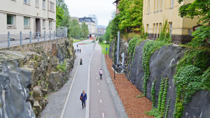 Stadens planer på att bygga fler cykelbanor riskerar att falera på grund av besparingsplanerna. cykelleden Baana i Helsingfors