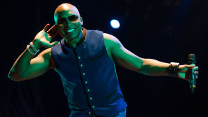 Haddaway är främst känd för "What is love" och uppträder ännu nästan 25 år senare. Nestor Alexander Haddaway