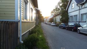 Vi har många hus i trä, men de är nästan alla låga bl.a. på grund av begränsande brandföreskrifter. Gata i Åbostadsdelen Lonttis.