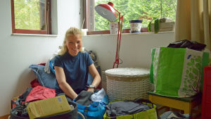 Joanna Aganimov med pick och pack. Joanna Aganimov packar inför flytten till Vasa.