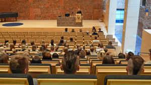 Rektor för ÅA i Vasa, Göran Djupsund, hälsar studenterna välkomna. Rektor Göran Djupsund välkomnar de nya studenterna till Åbo Akademi i vasa.