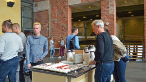 Det goda studielivet - rektorn bjuder på kaffe och tårta första dagen till ära. Rektor Göran Djupsund välkomnar de nya studenterna till Åbo Akademi i Vasa med kaffe och kaka..