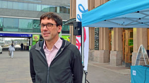 Otto Lehtipuu hade en kampanj som kostade 12 000 euro, men han blev inte invald. Otto Lehtipuu, kommunikationsdirektör vid VR, poserar framför Järnvägsstationen.