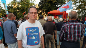 En AfD-anhängare på ett valmöte i Schwerin i Mecklenburg-Vorpommern. "Angie var rädd", står det på t-tröjan med hänvisning till Angela Merkel. En AfD-anhängare på ett valmöte i Schwerin i Mecklenburg-Vorpommern. "Angie var rädd", står det på t-tröjan med hänvisning till Angela Merkel.