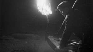 Mies tuulastamassa Kurkijoella 1930-luvun loppupuolella.