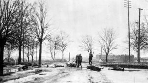 Krig är utan tvekan en mänsklig katastrof, men farsoter står genom historien för fler dödsfall sammantaget Kroppar plockas upp i Kalevangangas i Tammerfors 3.4.1918.