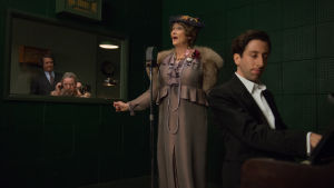 Florence Foster Jenkins -elokuvan nimiroolissa nähdään Meryl Streep. Pianisti Cosmé McMoonina Simon Helberg. Pressikuva Florence Foster Jenkins -elokuvasta. Kuvassa Meryl Streep sekä Simon Helberg.