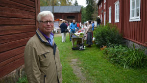 Roger Lind tycker det är trevligt att bara gå runt och bekanta sig med det som finns. Roger Lind vid Brages skördemarknad i Vasa 2016.