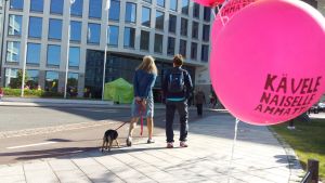 Förra året fick Kvinnobanken ihop 2 300 yrken, i år förväntas de bli ännu fler. Två kvinnor med en hund och en bellong i förgrunden.