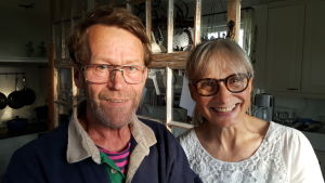 Stina och Martin Ericsson på Uppgårds. Martin och Stina Ericsson i köket på sin gård Uppgårds i Kimito. 2016. Bild två.