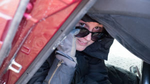 Uuden Päivän järjestäjä Anna-Mari Palsi-Ikonen istuu kolaroidussa autossa savukoneen kanssa.
