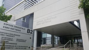 Det blir dyrt att bygga till vid Esbo tingsrätt, befarar Illman. Esbo tingsrätt.
