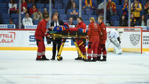 Pekka Jormakka skadade sig i september. Pekka Jormakka bärs ut på bår, Jokerit-Metallurg Novokuznetsk, hösten 2016.