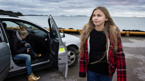 Linnea fick höra att hennes ansiktsuttryck i filmen är realistiska. Det kändes fint att få sådana kommentarer, säger hon. Linnea spelar huvudrollen som flickan Varpu i filmen (arkivbild). Linnea Skog på väg bort från en bil i vilken en annan flicka sitter