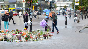 Många ville sätta ljus och blommor på platsen där misshandeln skedde efter Jimi Karttunens död. Bilden är tagen i slutet av september 2016. Här blev en man misshandlad av Finska motståndsrörelsen